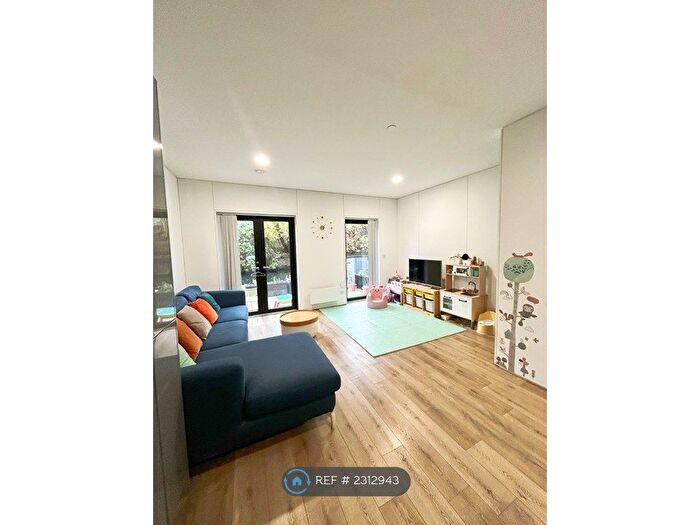 4 Bedroom Terraced House To Rent In South Loop Park, Birmingham, B16