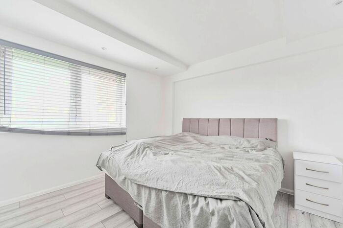 2 Bedroom Flat To Rent In St Saviours Estate, Bermondsey, London, SE1