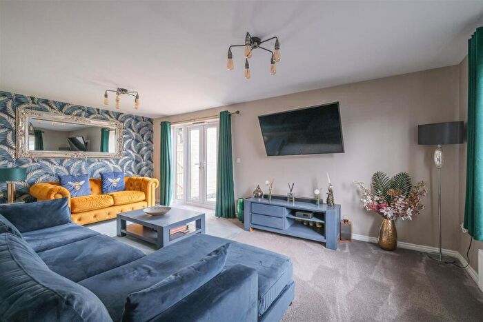 4 Bedroom Detached House For Sale In Anvil Court, Lindley, Huddersfield, HD3