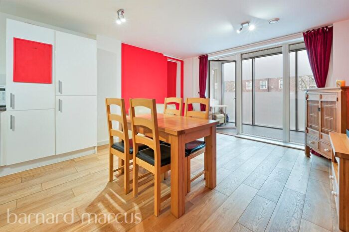 2 Bedroom Flat For Sale In Glengall Road, London, SE15