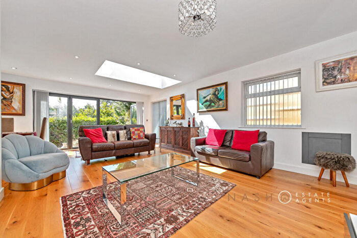 5 Bedroom Detached House For Sale In The Mount, Aspley Guise, MK17