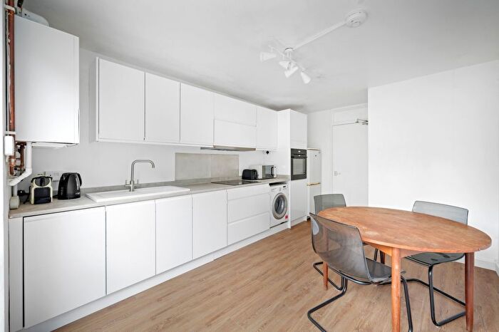 3 Bedroom Maisonette To Rent In Conistone Way, Islington, N7