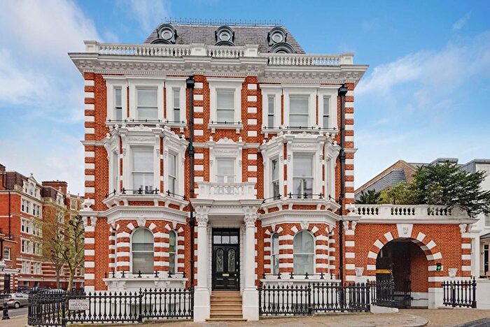3 Bedroom Flat To Rent In Observatory Gardens, Kensington, W8