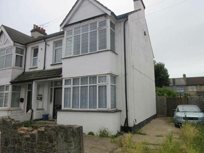 3 Bedroom Flat To Rent In Central Avenue, Southend, SS2
