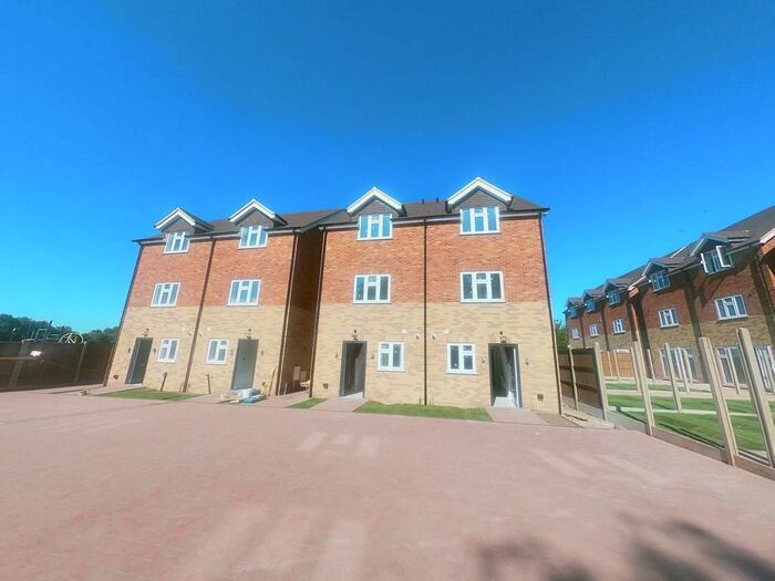 4 Bedroom Town House To Rent In Tilthe Farm Road, Houghton Regis, LU5