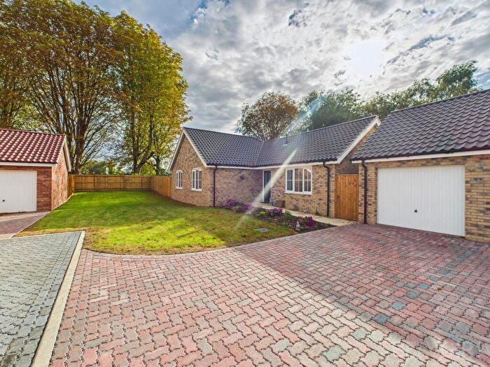 3 Bedroom Bungalow For Sale In Garner Close, Carbrooke, IP25