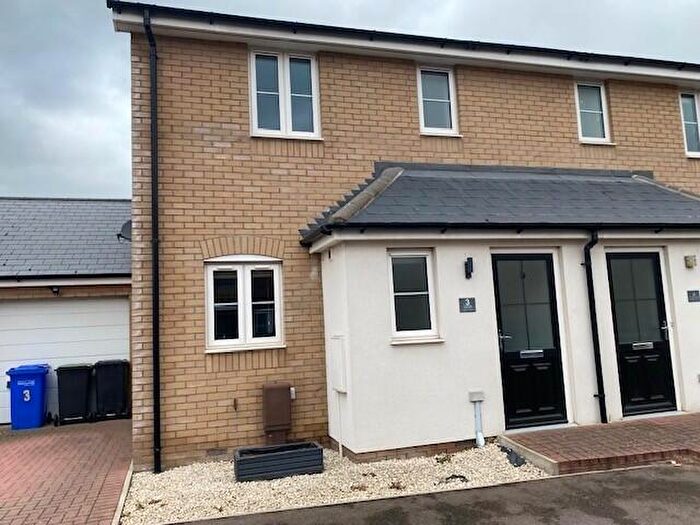 3 Bedroom Semi-Detached House To Rent In Victoria Close, IP28