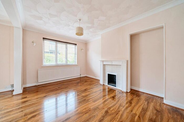 3 Bedroom End Of Terrace House To Rent In Meadowside London, SE9