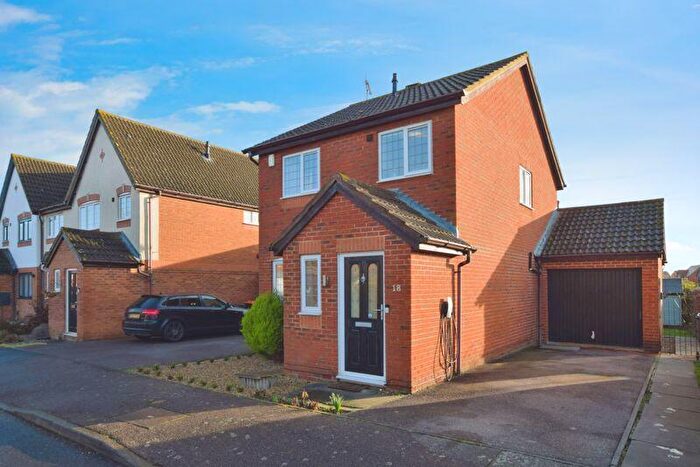 3 Bedroom Link Detached House To Rent In Summerfield Drive, Woottton Village, Bedfordshire, MK43