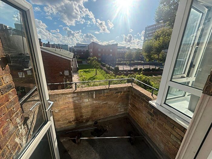 3 Bedroom Flat To Rent In Coopers Road, London, SE1