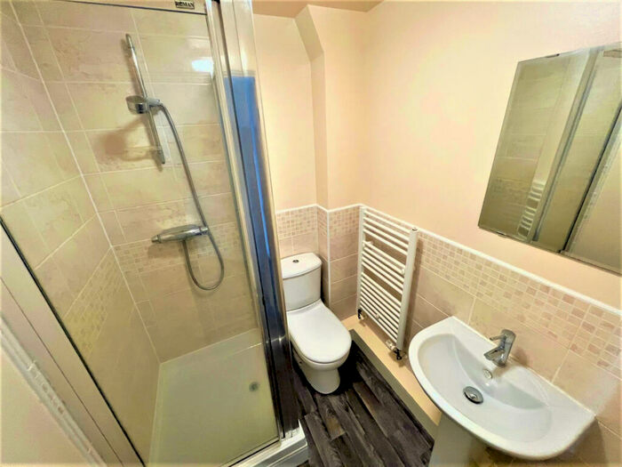 2 Bedroom Flat To Rent In Bed Bath Modern Flat In Romford, RM1