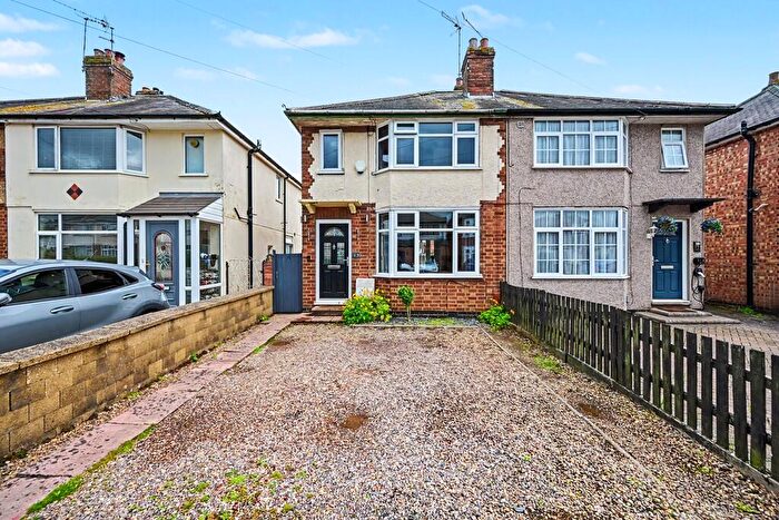 2 Bedroom Semi Detached House For Sale In Heath Way, Rugby, Warwickshire, CV22