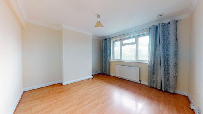 2 Bedroom Flat To Rent In Wendover Court, Western Avenue, London, W3