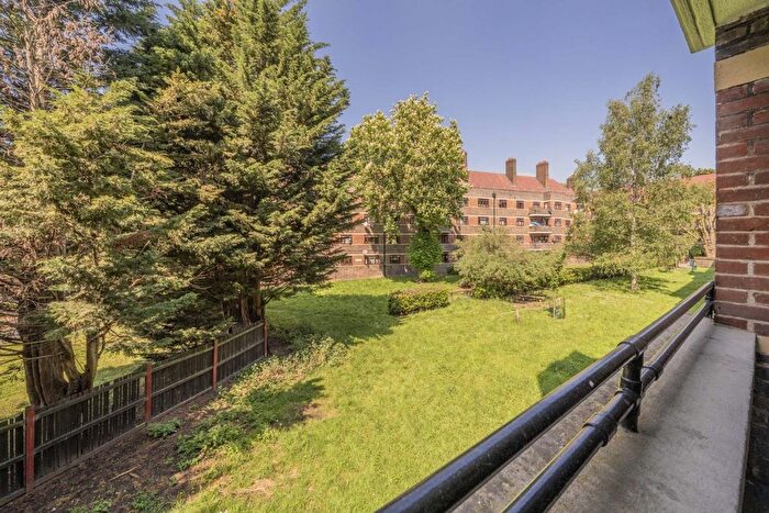 4 Bedroom Flat To Rent In Poynders Gardens, London, SW4