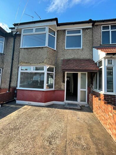 2 Bedroom Maisonette To Rent In Fallaize Avenue, Ilford, IG1