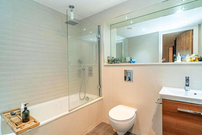 2 Bedroom Apartment To Rent In Flower Lane, London, NW7