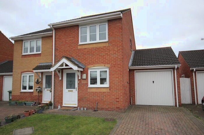 2 Bedroom Property To Rent In Hedingham Drive, Wickford SS12