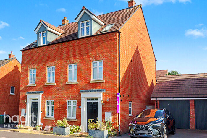 3 Bedroom Semi-Detached House For Sale In Penda Road, Buckingham, MK18