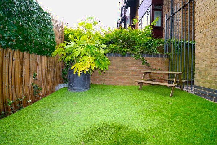 2 Bedroom Flat To Rent In Homesdale Road, Bromley, BR2