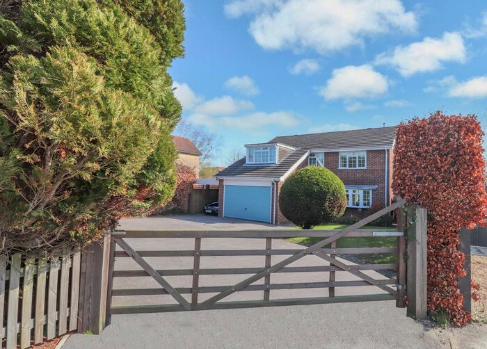 4 Bedroom Detached House For Sale In Winchester Road, Waltham Chase