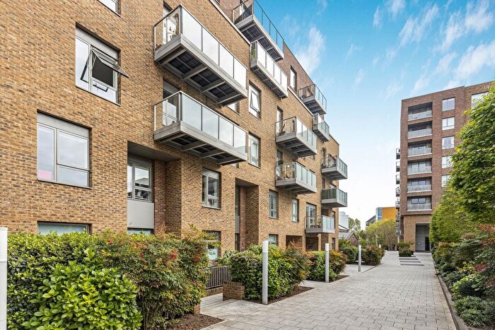 2 Bedroom Flat For Sale In Miles Road, London, N8