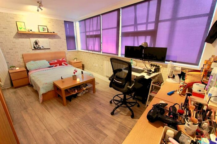 2 Bedroom Apartment To Rent In High Road, London, N12