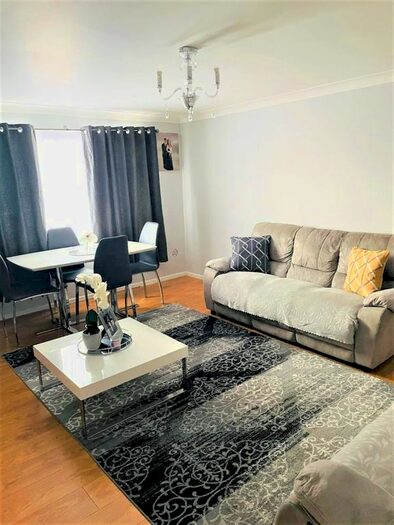 2 Bedroom Flat To Rent In Ferns Close, Enfield, EN3