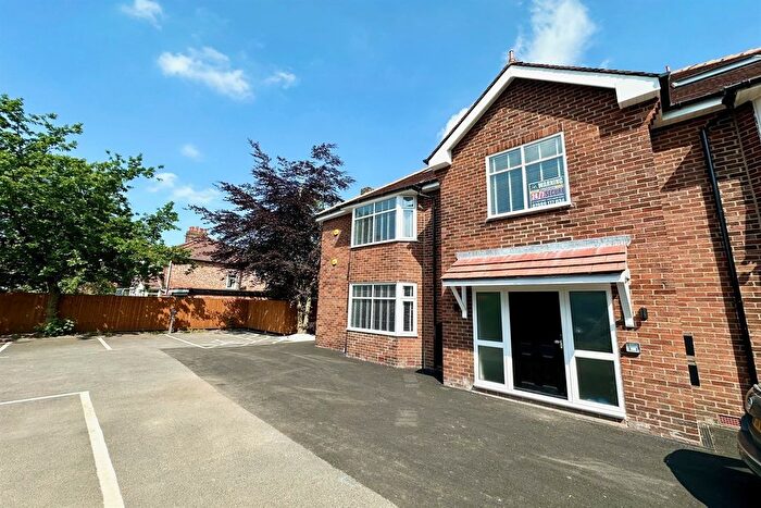 2 Bedroom Flat To Rent In Altrincham Road, Manchester, M23