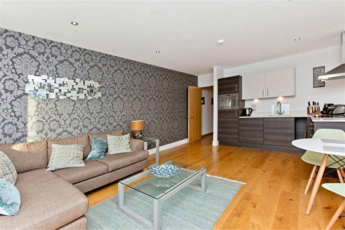 1 Bedroom Flat To Rent In Melvin Walk, Edinburgh, EH3