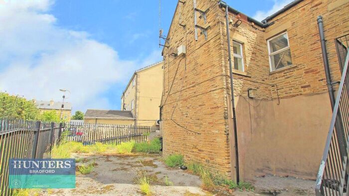 1 Bedroom Flat To Rent In Leeds Road Bradford, West Yorkshire, BD3