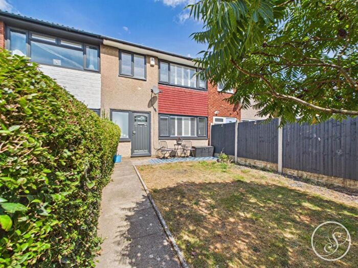 3 Bedroom Town House For Sale In Bennet Court, Leeds, LS15