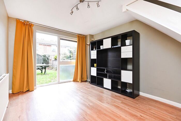 2 Bedroom Detached House To Rent In Arundel Close, London, SW11