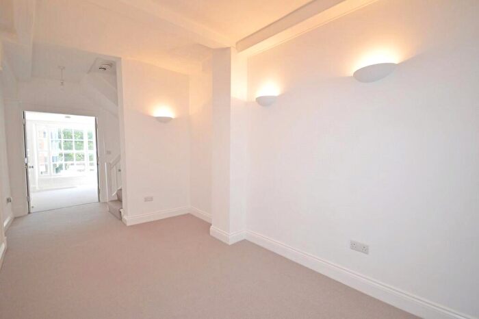 2 Bedroom Flat To Rent In West Street, Chichester, West Sussex, PO19