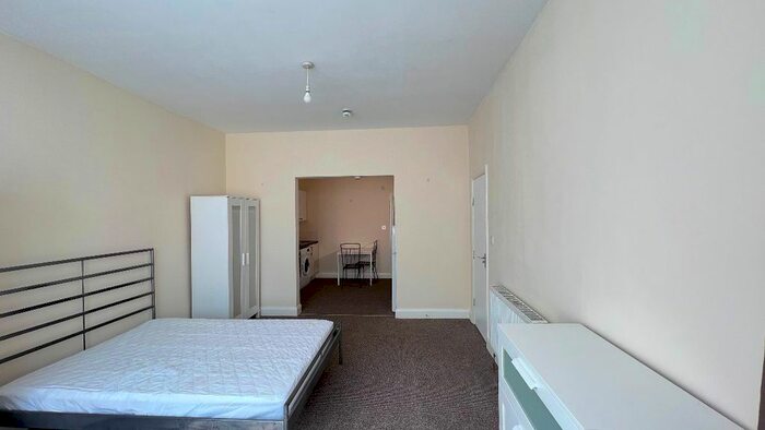 Studio To Rent In Highfield Avenue, London, NW11