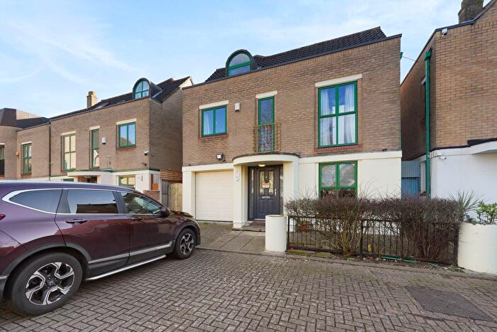 4 Bedroom Detached House For Sale In Redstart Close, Beckton, E6