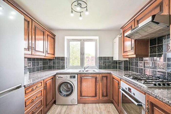 2 Bedroom Flat To Rent In Friern Court, Whetstone, London, N20