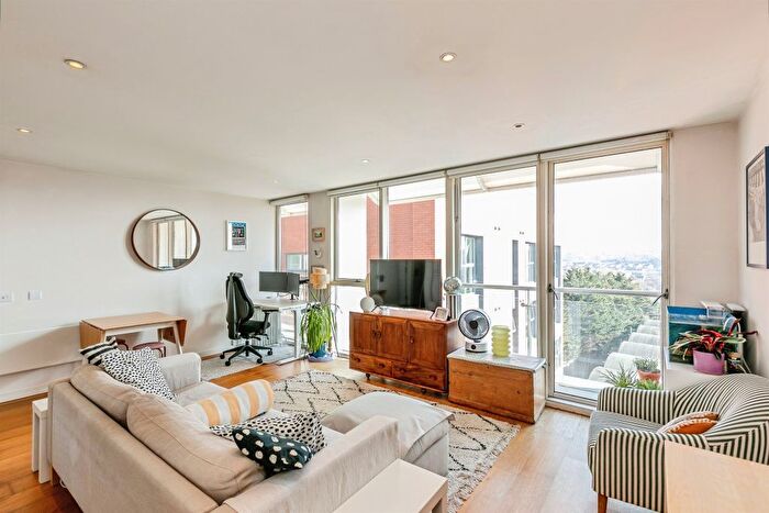 2 Bedroom Flat For Sale In Skypark Road, Bedminster, Bristol, BS3