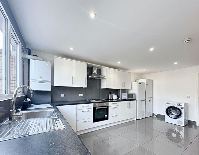 6 Bedroom Terraced House To Rent In Barchester Close, Uxbridge, UB8