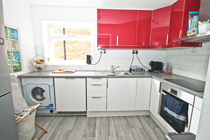 1 Bedroom Flat To Rent In Sycamore Grove, New Malden, KT3