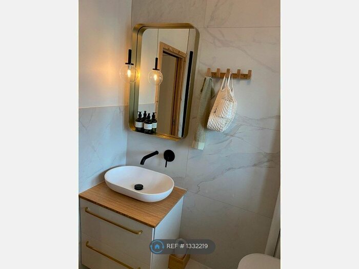 2 Bedroom Flat To Rent In Eglington Court, London, SE15