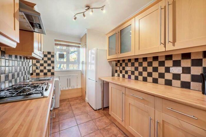 2 Bedroom Flat To Rent In Couchman House, Oaklands Estate, SW4