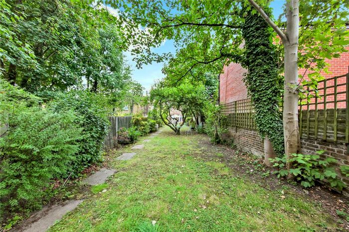 3 Bedroom Flat To Rent In Madeley Road, London, Uk, W5