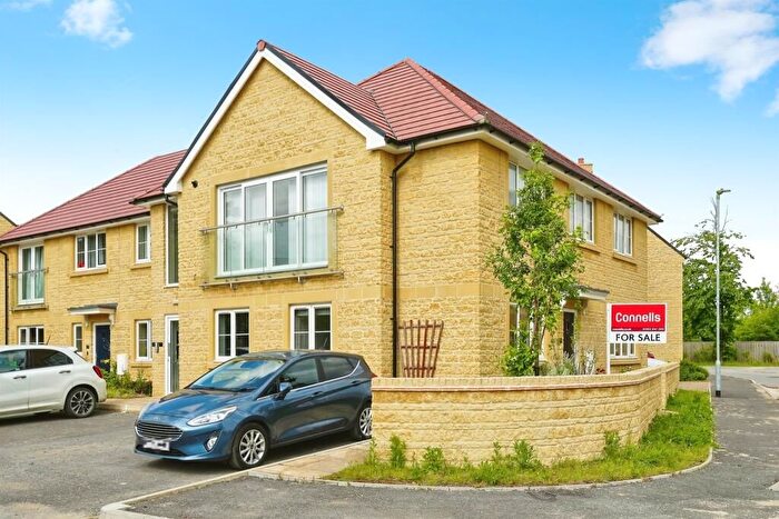 2 Bedroom Flat For Sale In Linden Gardens, Carterton, OX18