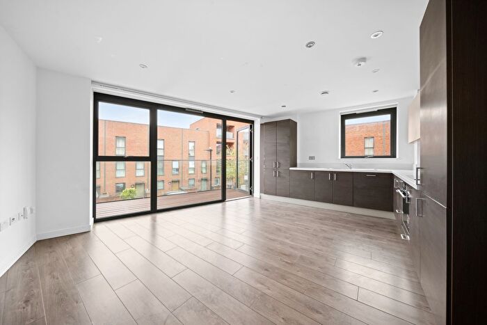 2 Bedroom Flat For Sale In Tewkesbury Road, West Ealing, W13