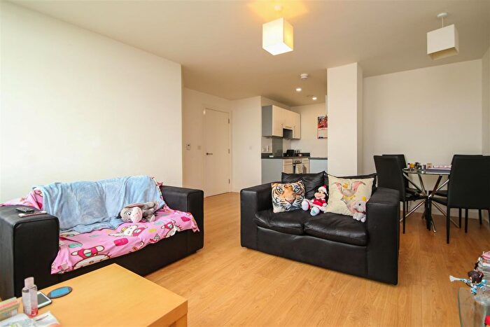 2 Bedroom Flat To Rent In Lexington Court, Broadway, Salford, M50