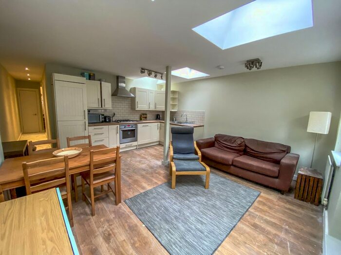 3 Bedroom Flat To Rent In Leander Road, London, SW2