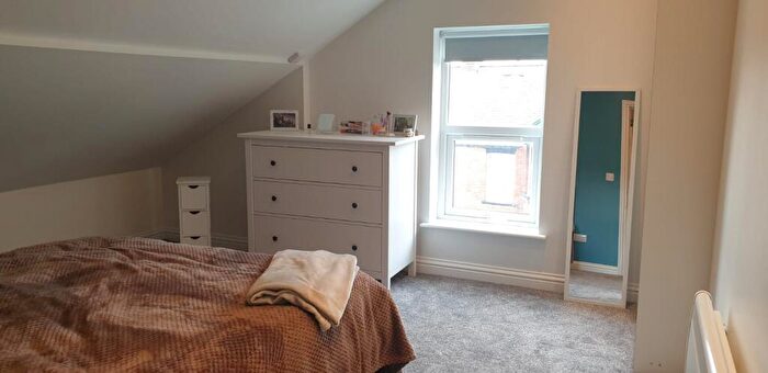 1 Bedroom Flat To Rent In Flat, Monks Road - Bed, LN2