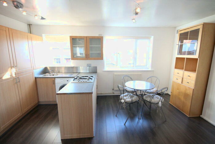 2 Bedroom Semi-Detached House To Rent In Allerton Hall Courtyard, LS7