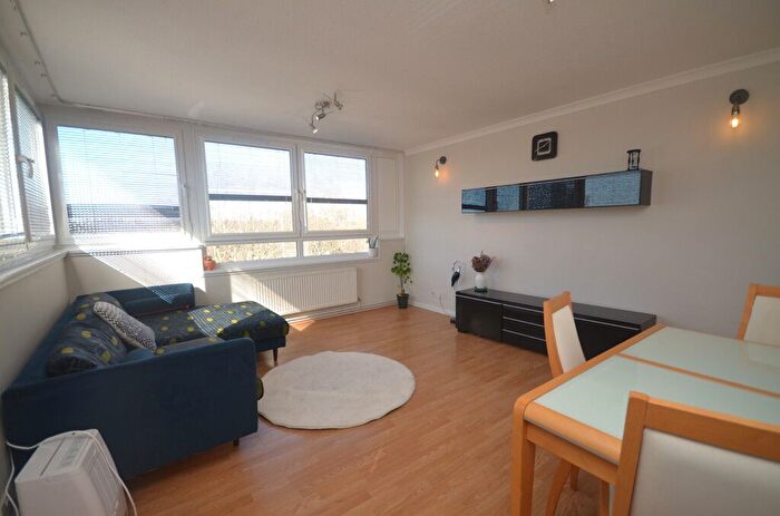 2 Bedroom Flat To Rent In Parkham Street, London, SW11