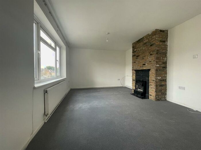 2 Bedroom Apartment To Rent In Gordon Hill, Enfield, EN2